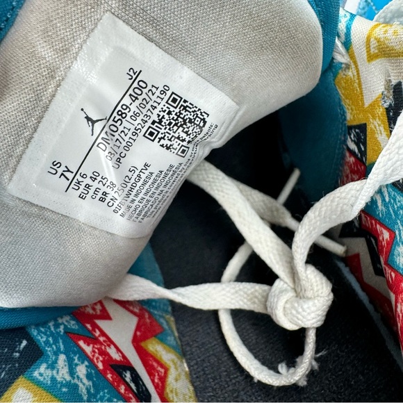 Nike Women’s size 8.5 Air Jordan 1 Low SE Barcelona sneakers unc blue gum bottom - Picture 5 of 11